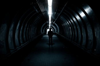暗いトンネル画像