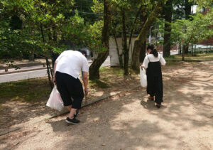 公園でゴミ拾い