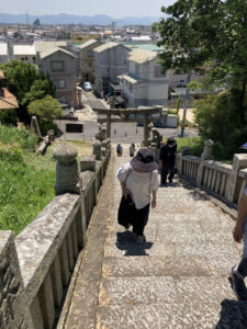 神社への石段を登る