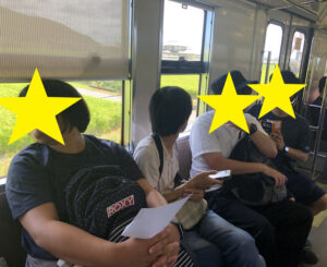 電車から景色を眺めるビリーブ一行