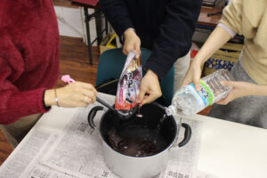 餡子を鍋で溶かし中