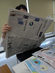 新聞を読む人