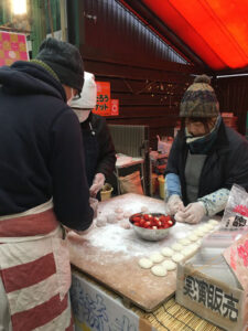 出来上がったお餅たちを大福にしてる